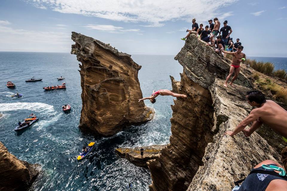 vægt Udelukke parkere Cliff diving in Azores - Redbull cliff diving