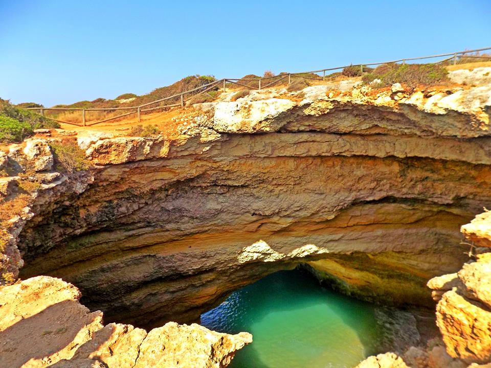 Je kunt naar de top van de Benagil-grot lopen, wat ook indrukwekkend is