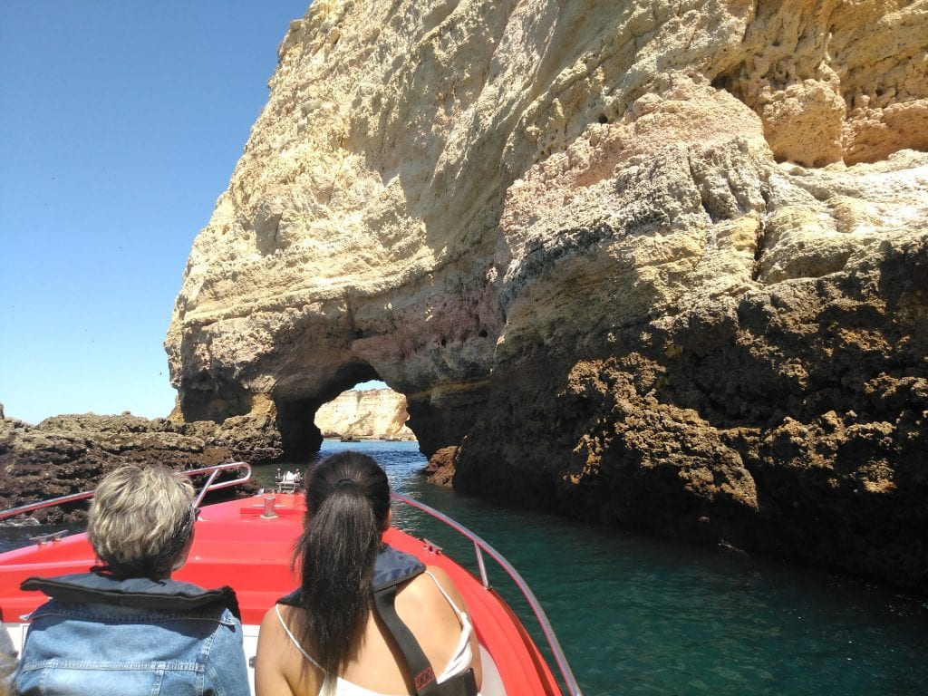 Num passeio de barco ao longo da costa, pode ver muitas grutas