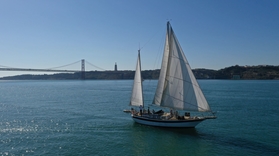 vintage yacht tour in Lisbon