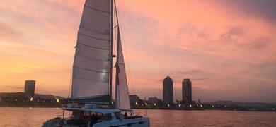 Sunset boat tour in Barcelona