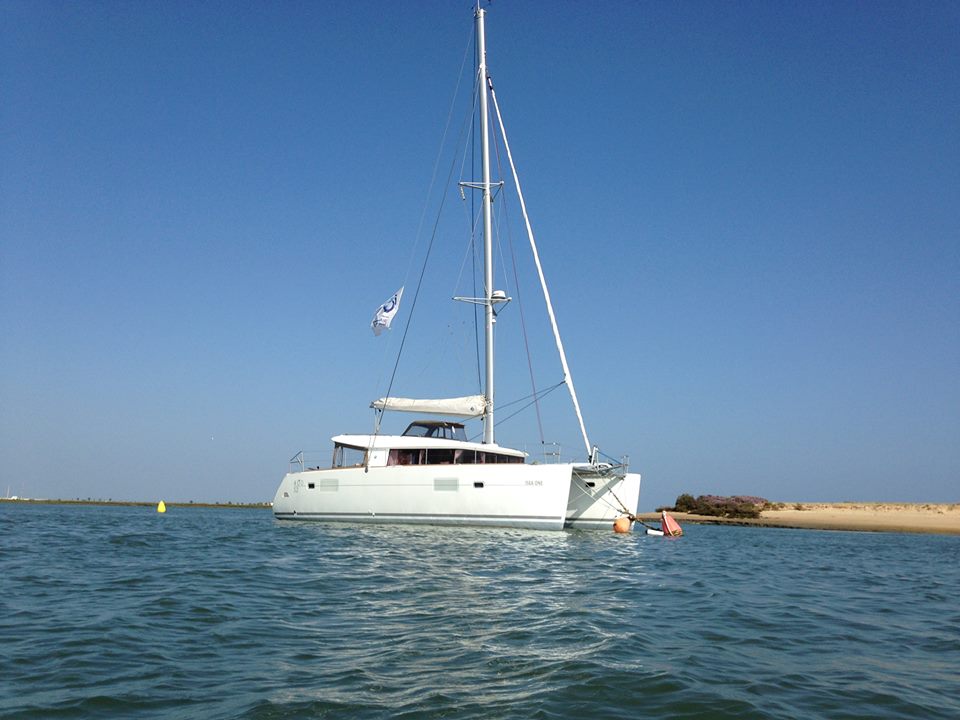 Or rather sail on a Catamaran Lagoon 400?