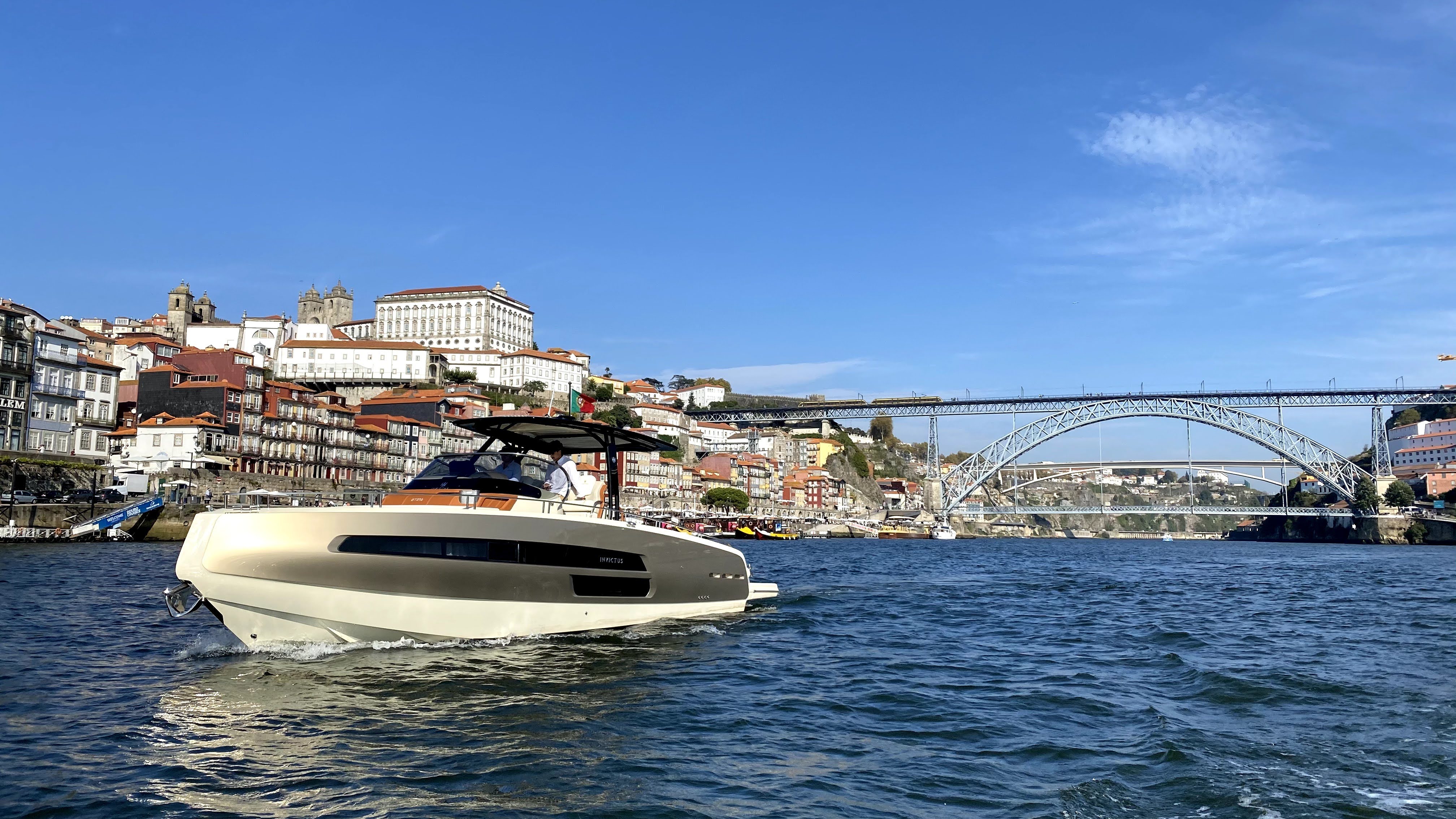 10 metre boat in Douro valley