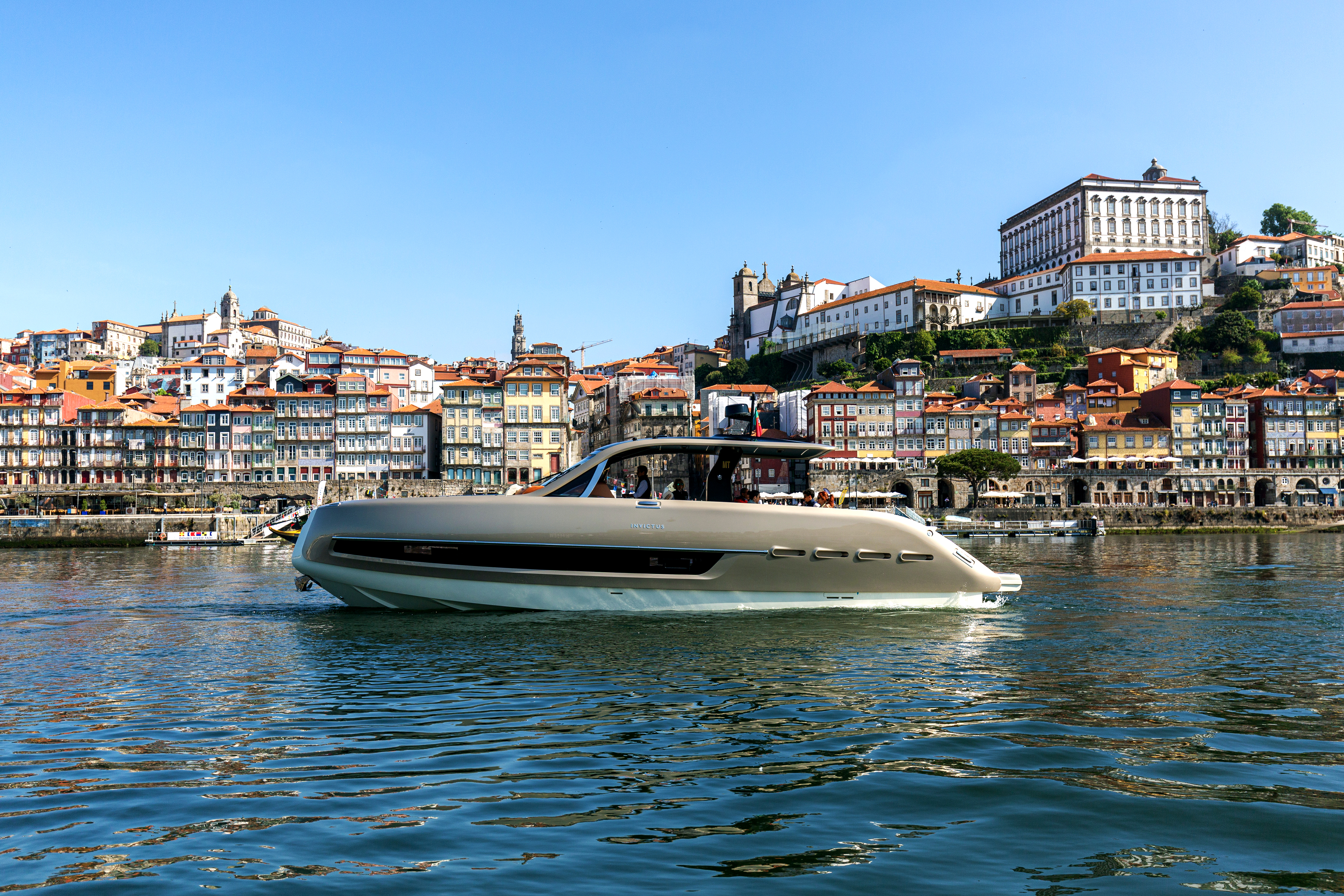 14 metre boat in Douro valley