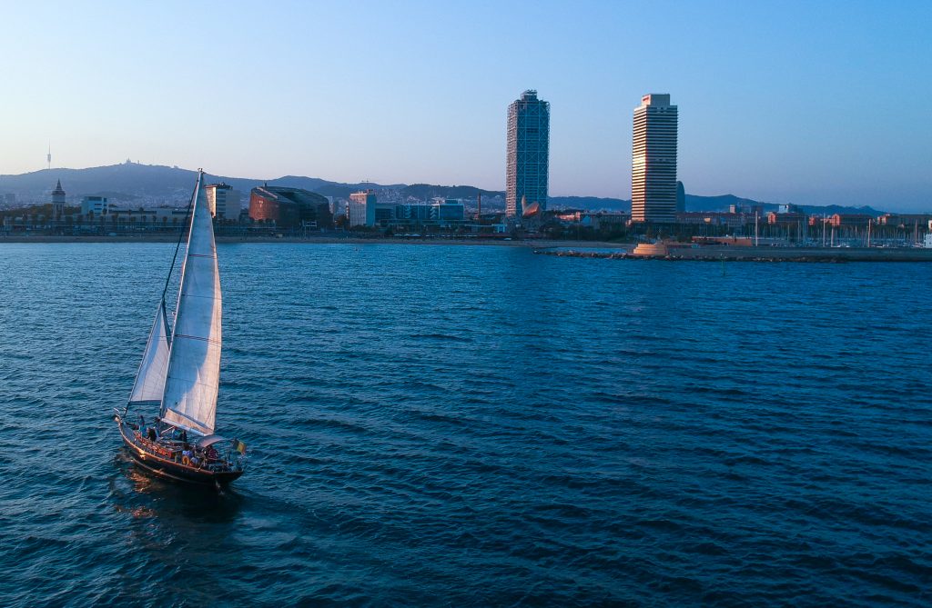 Sunset sailing tour Barcelona