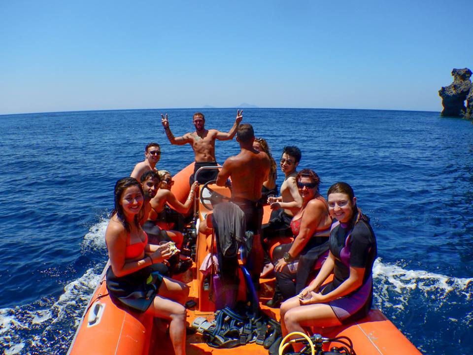 Enjoy a boat tour to the best Santorini snorkeling spots!