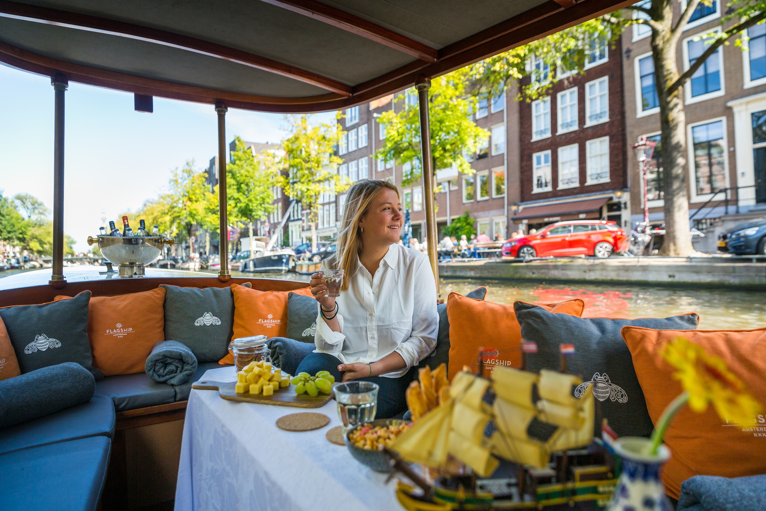 Boat Tour With Drinks and Snacks in Amsterdam