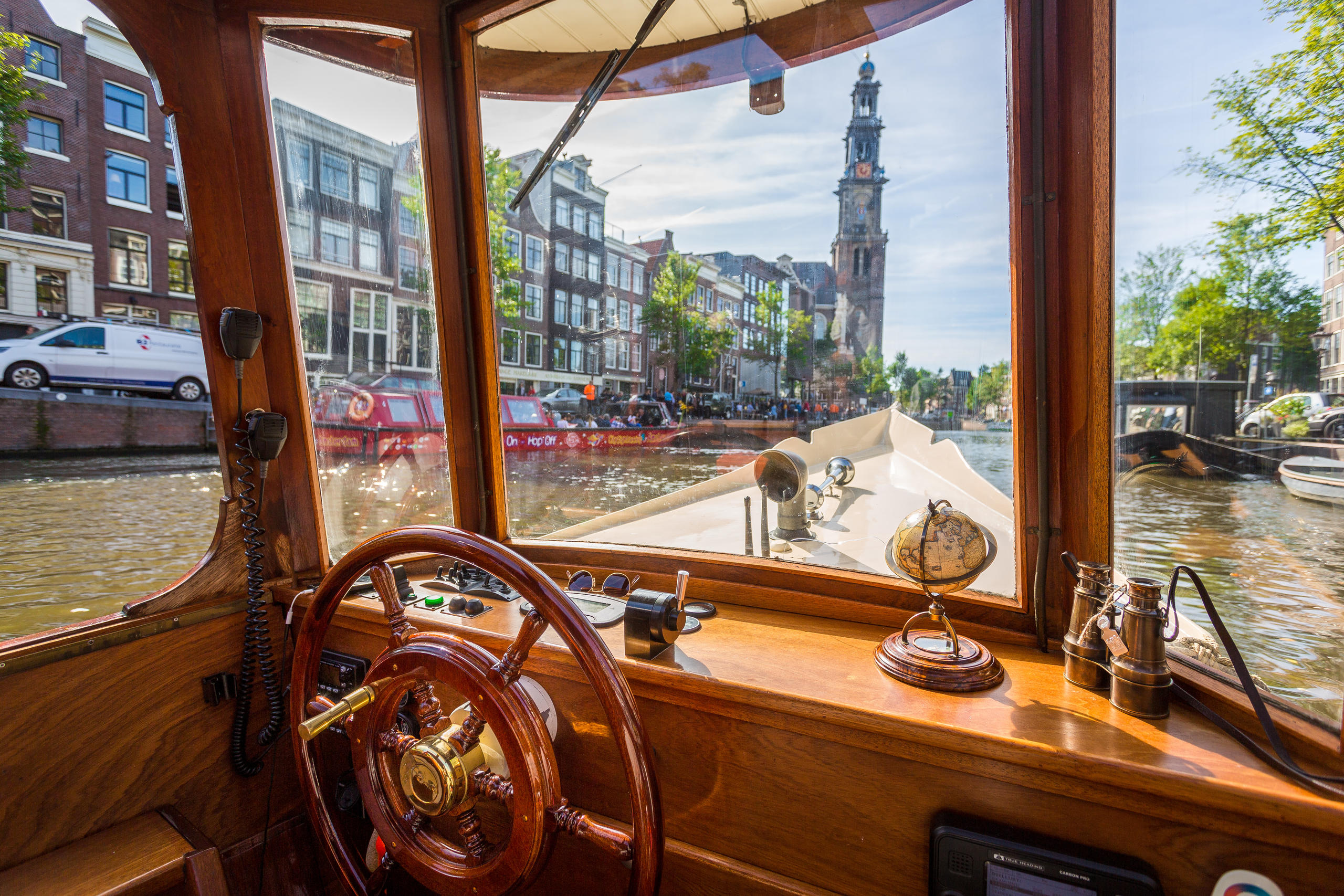 Boat Tour With Drinks and Snacks in Amsterdam