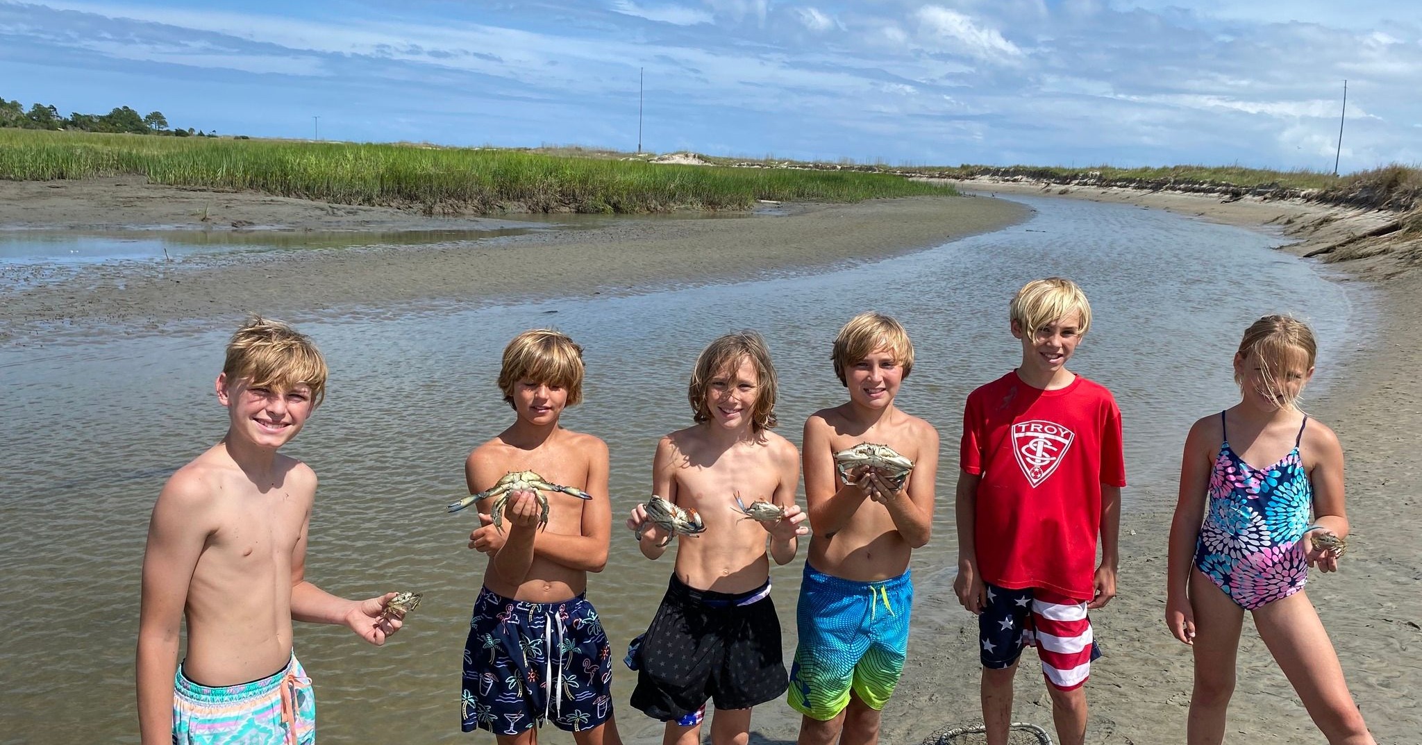 kids fishing crabs