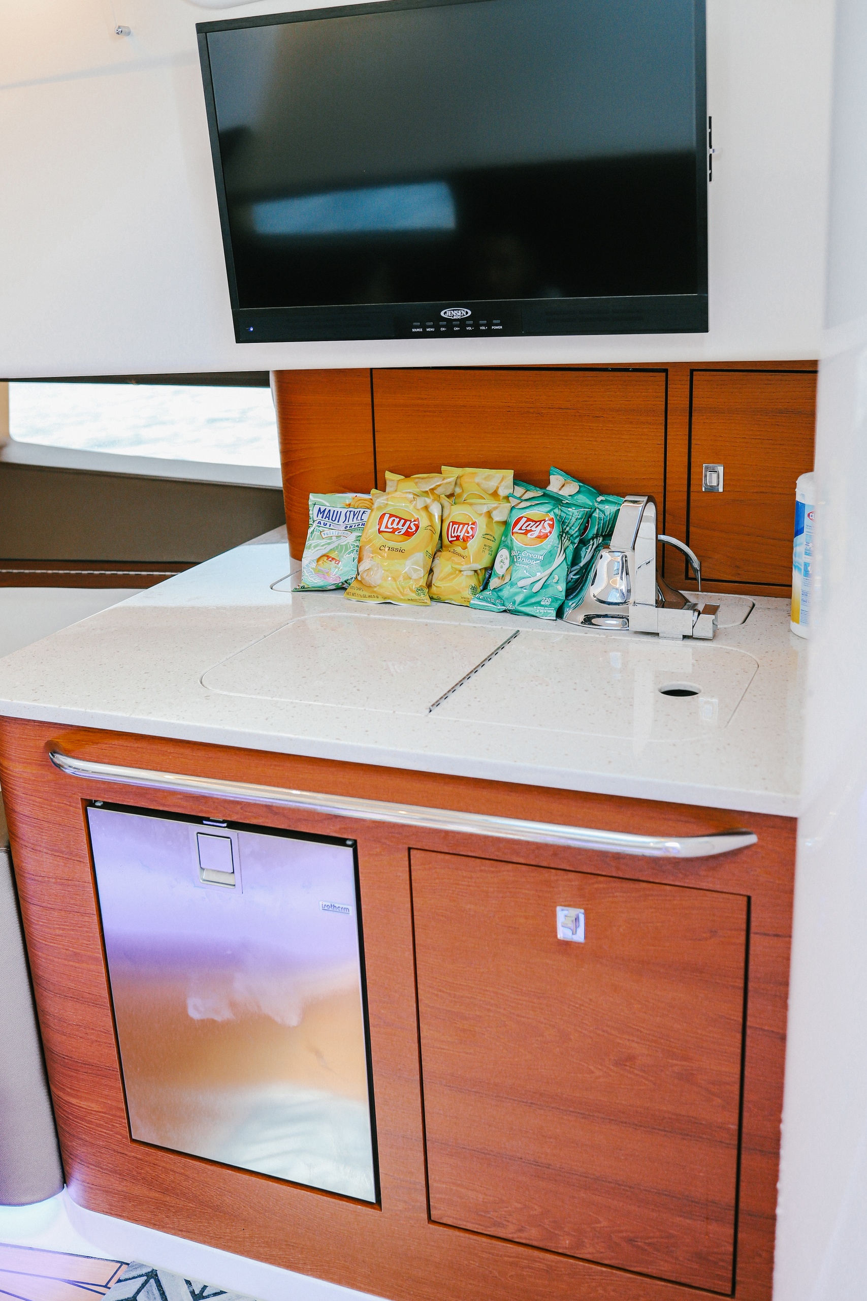 boat charter with snacks and drinks