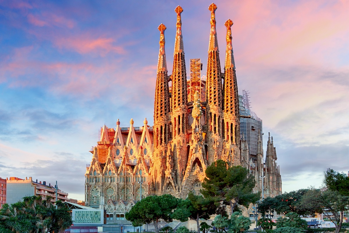 Sagrada Familia Tour & Sailing in Barcelona