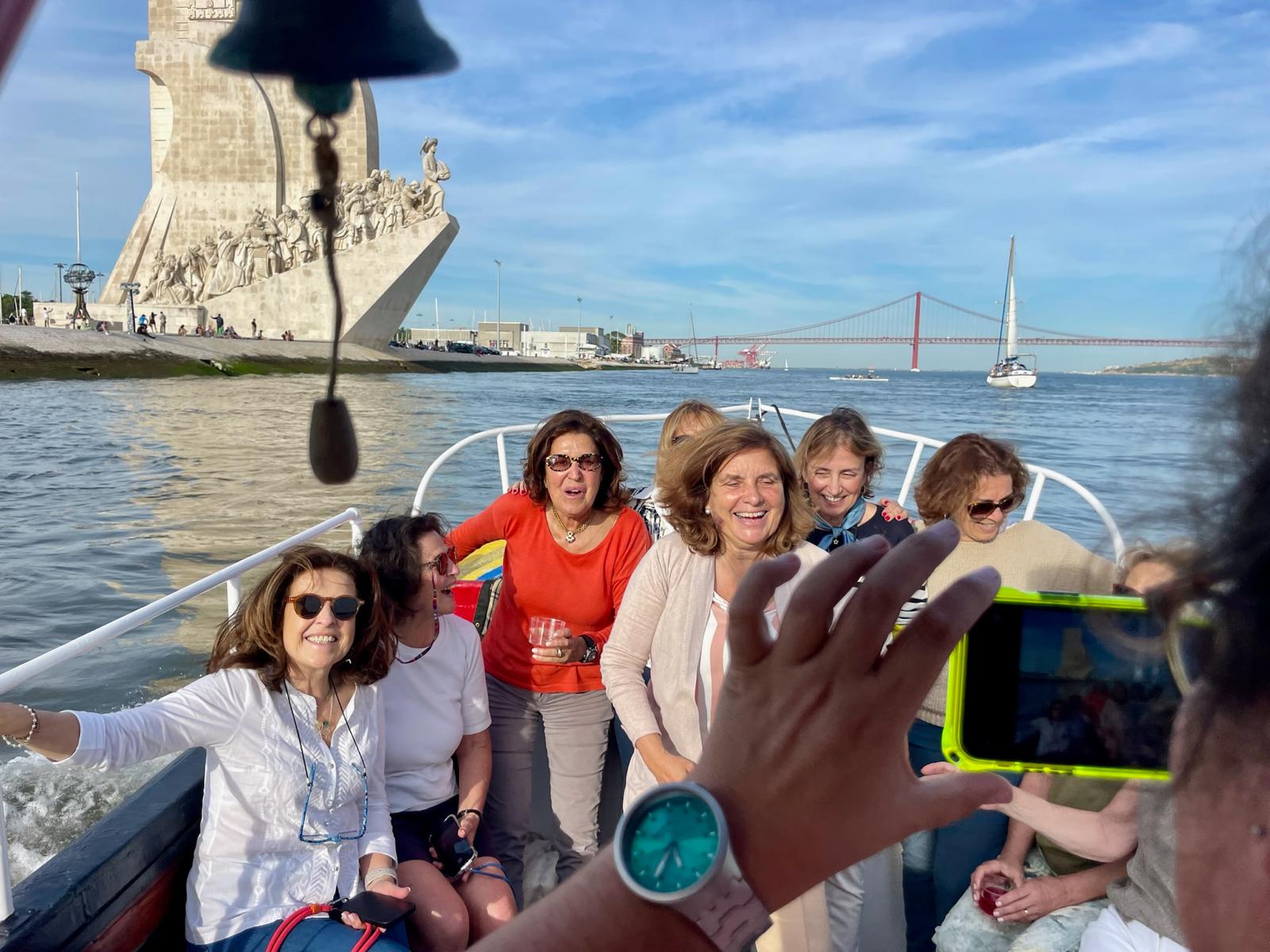 Lisbon: Typical wooden boat tour
