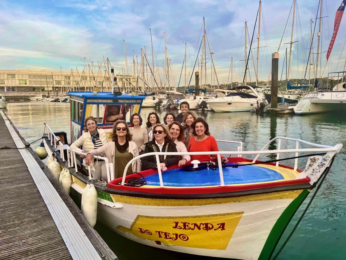 Lisbon: Typical wooden boat tour
