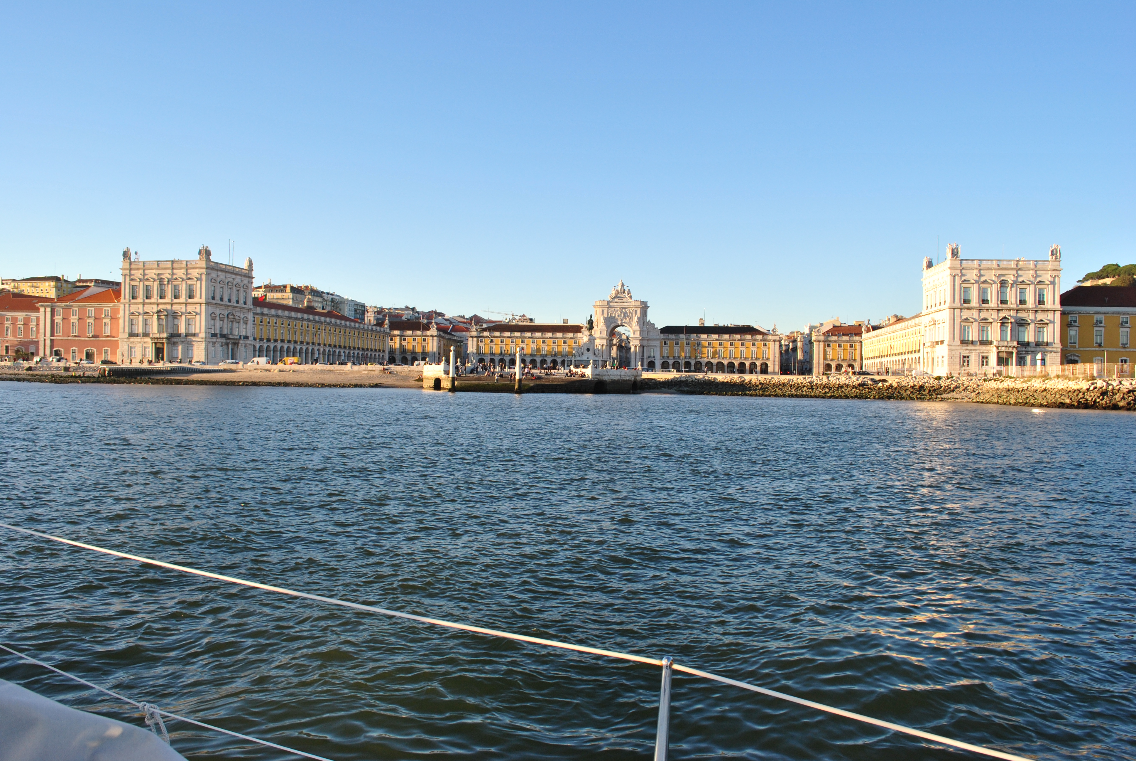 sightseeing boat tour in Lisbon 