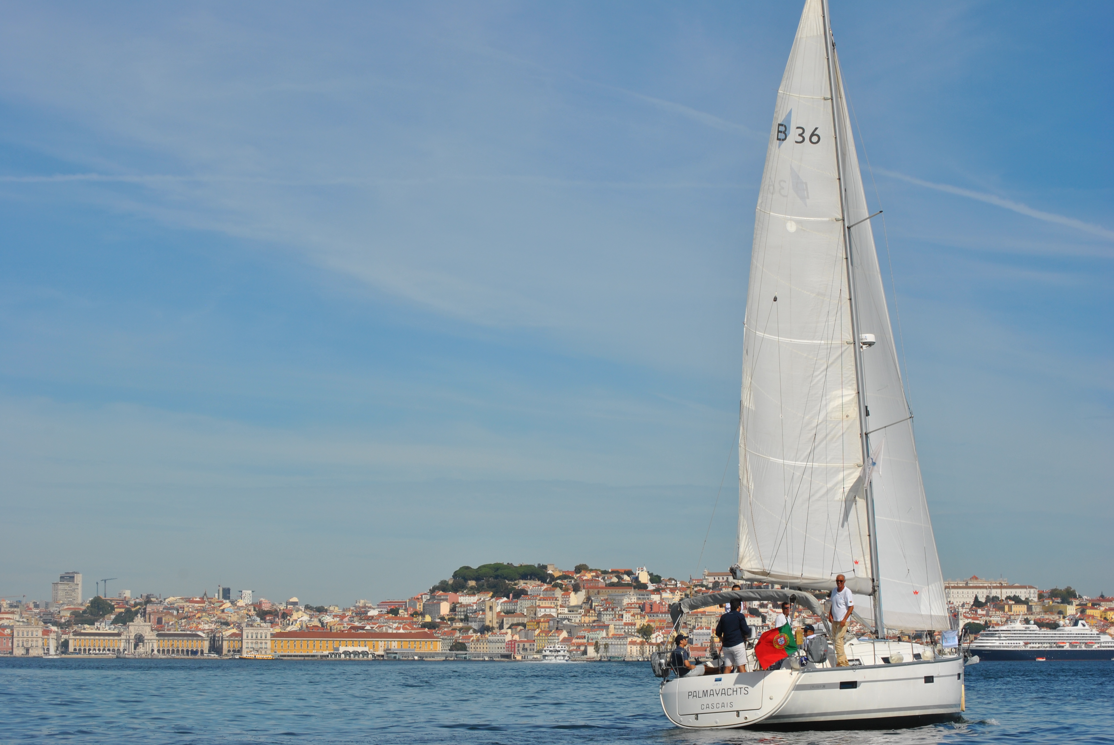 sailing sightseeing tour in Lisbon 