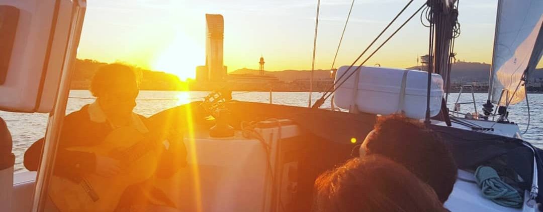Sunset boat tour with live music in Barcelona