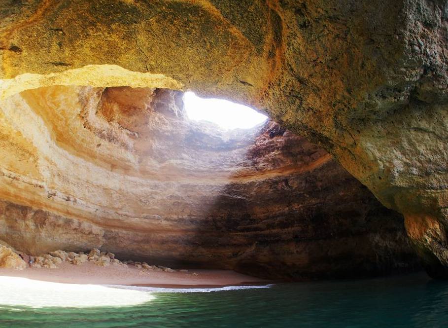 Discover the Benagil cave on a boat tour