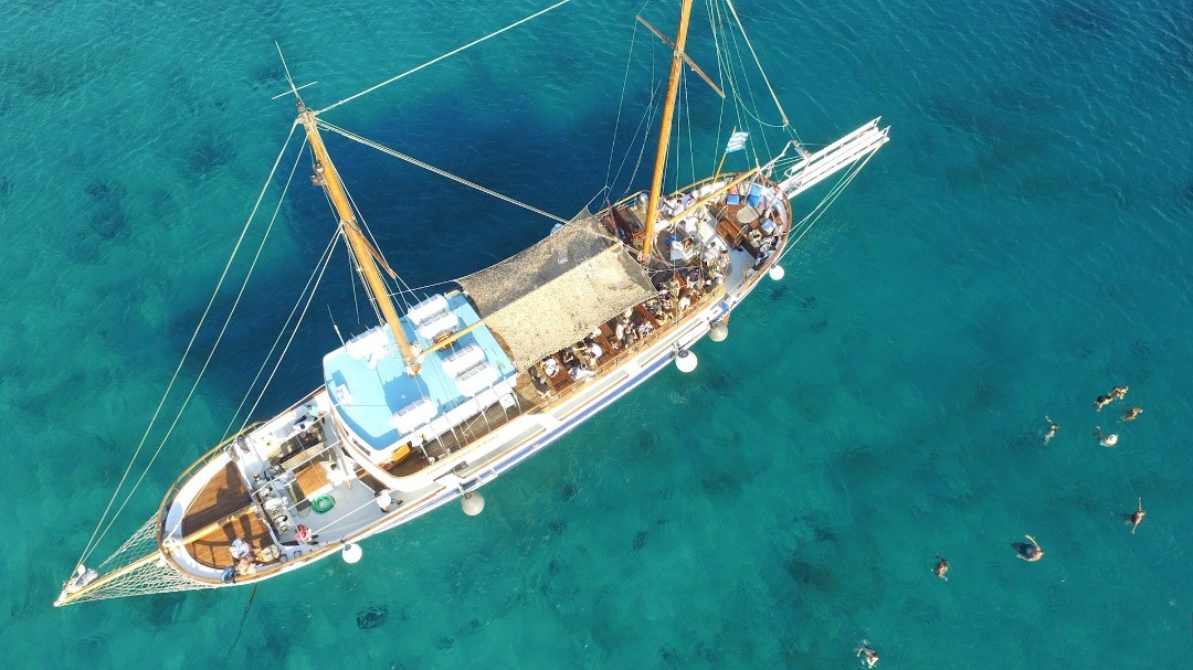 Come on board of our beautiful sailing boat from Mykonos to Delos