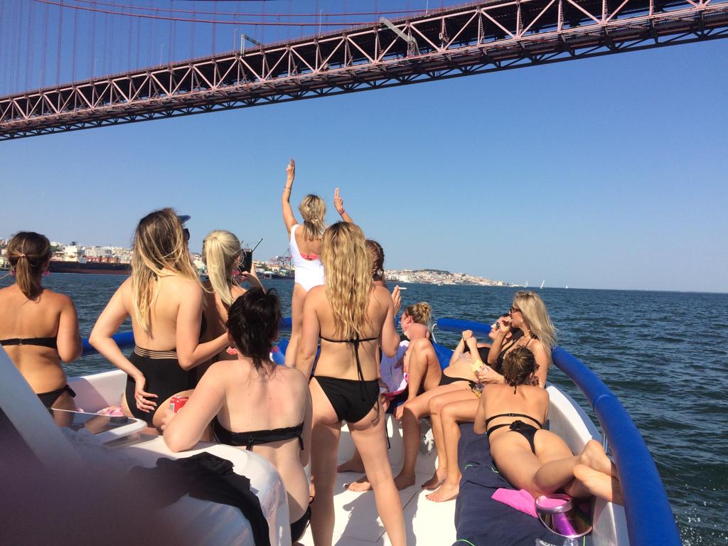 Party boat tour in Lisbon 