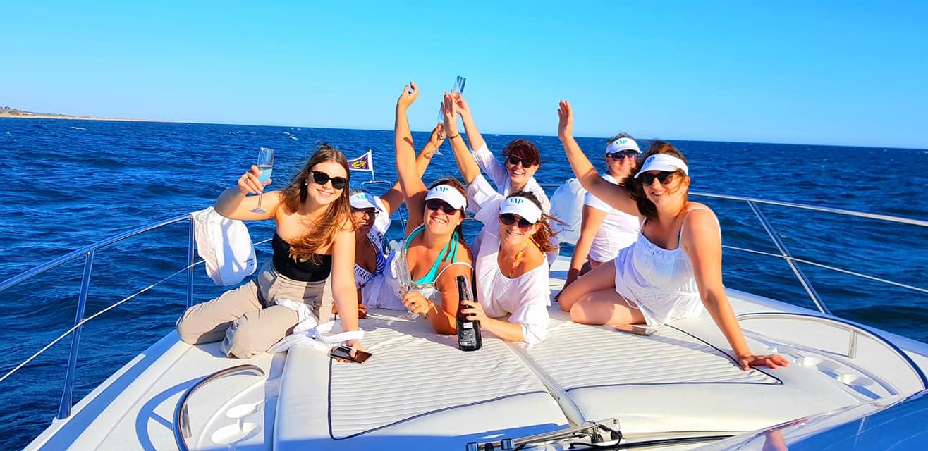 Explore the Algarve coast with your friends