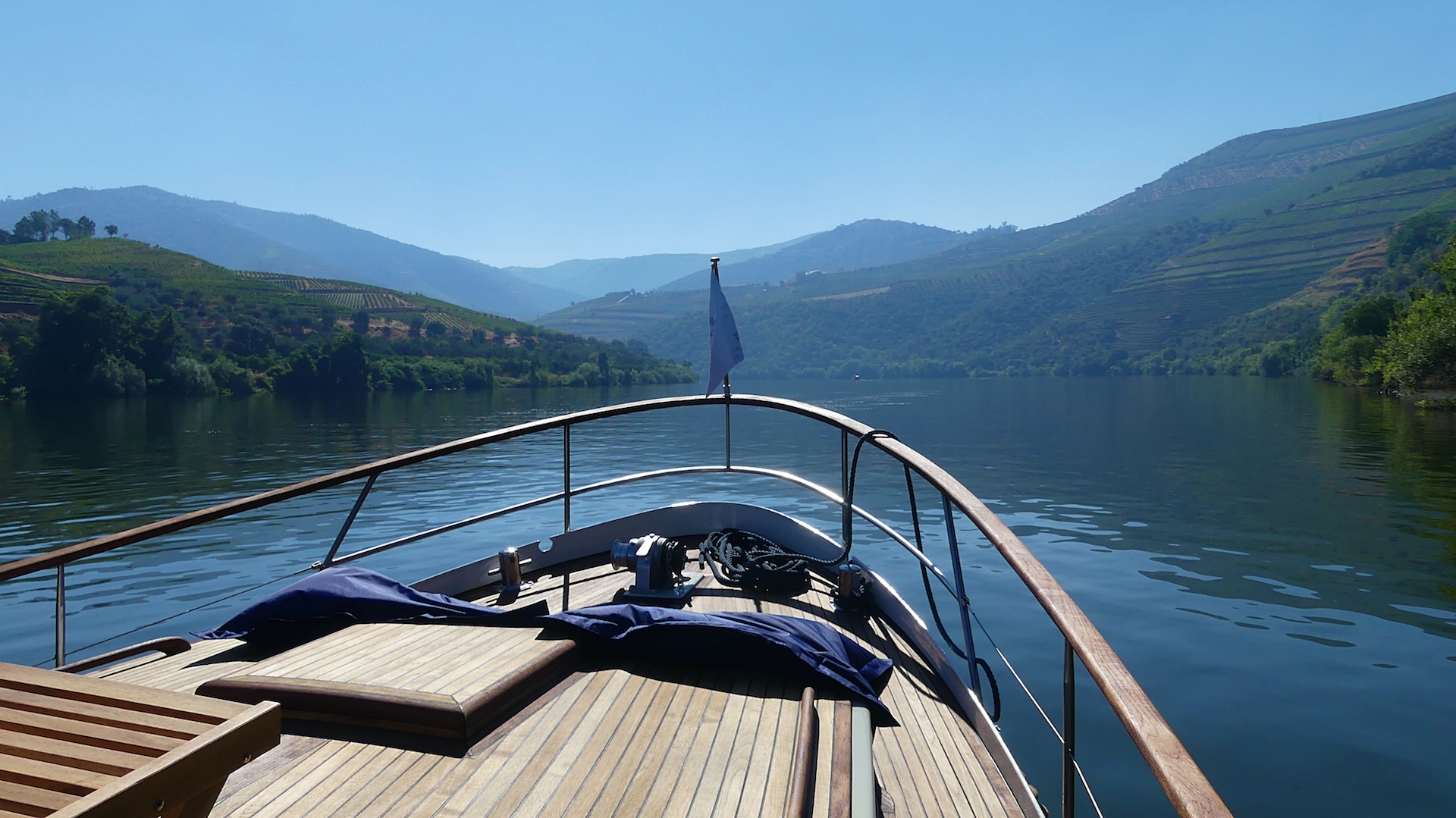 Enjoy the views from your boats in the Douro