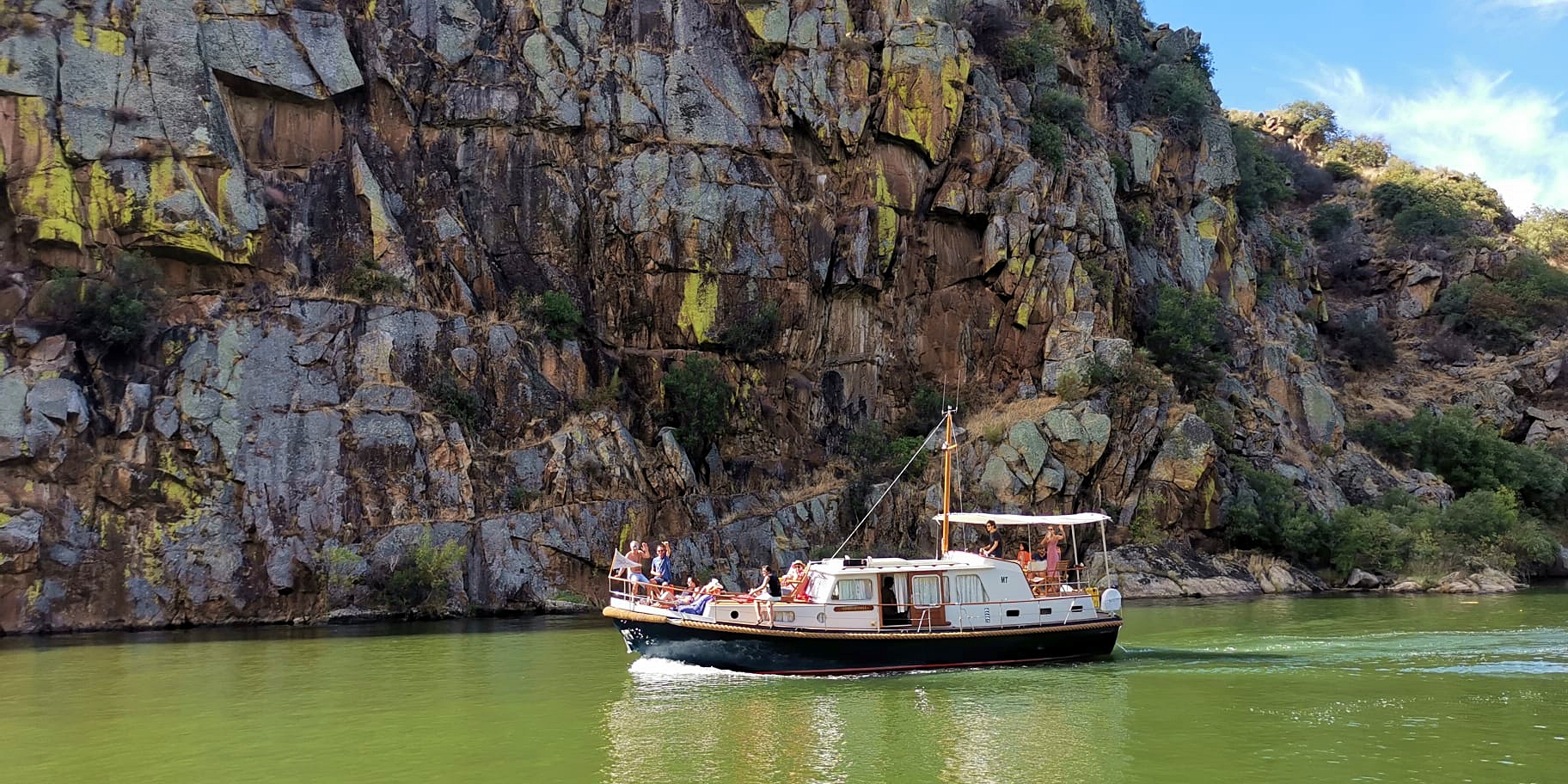 Have a fun time onboard and discover the Douro Valley