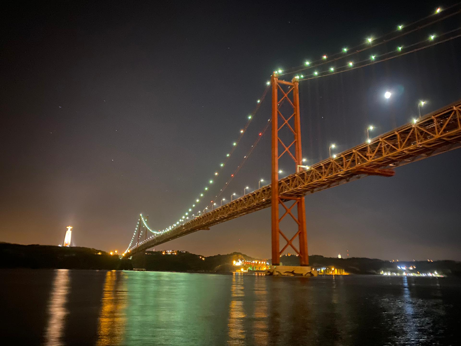 Ponte 25 de Abril by night sailing tour