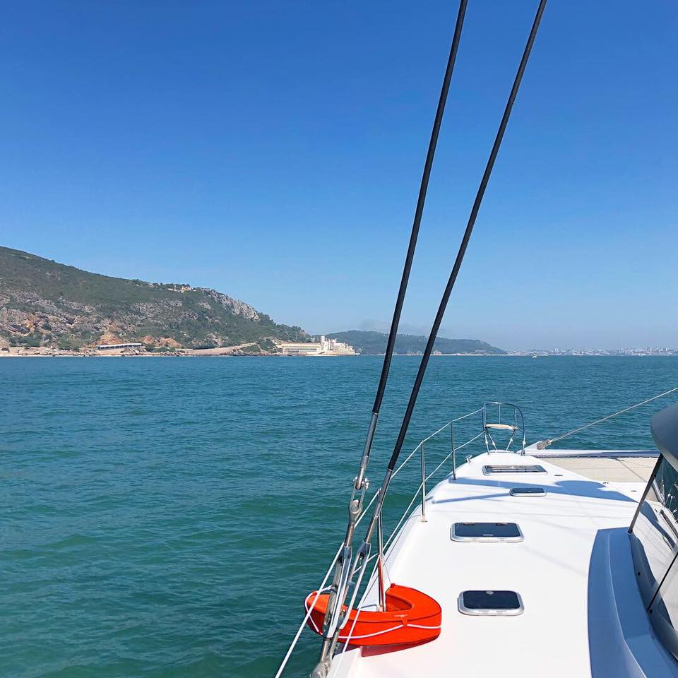 Book your private catamaran in Setúbal