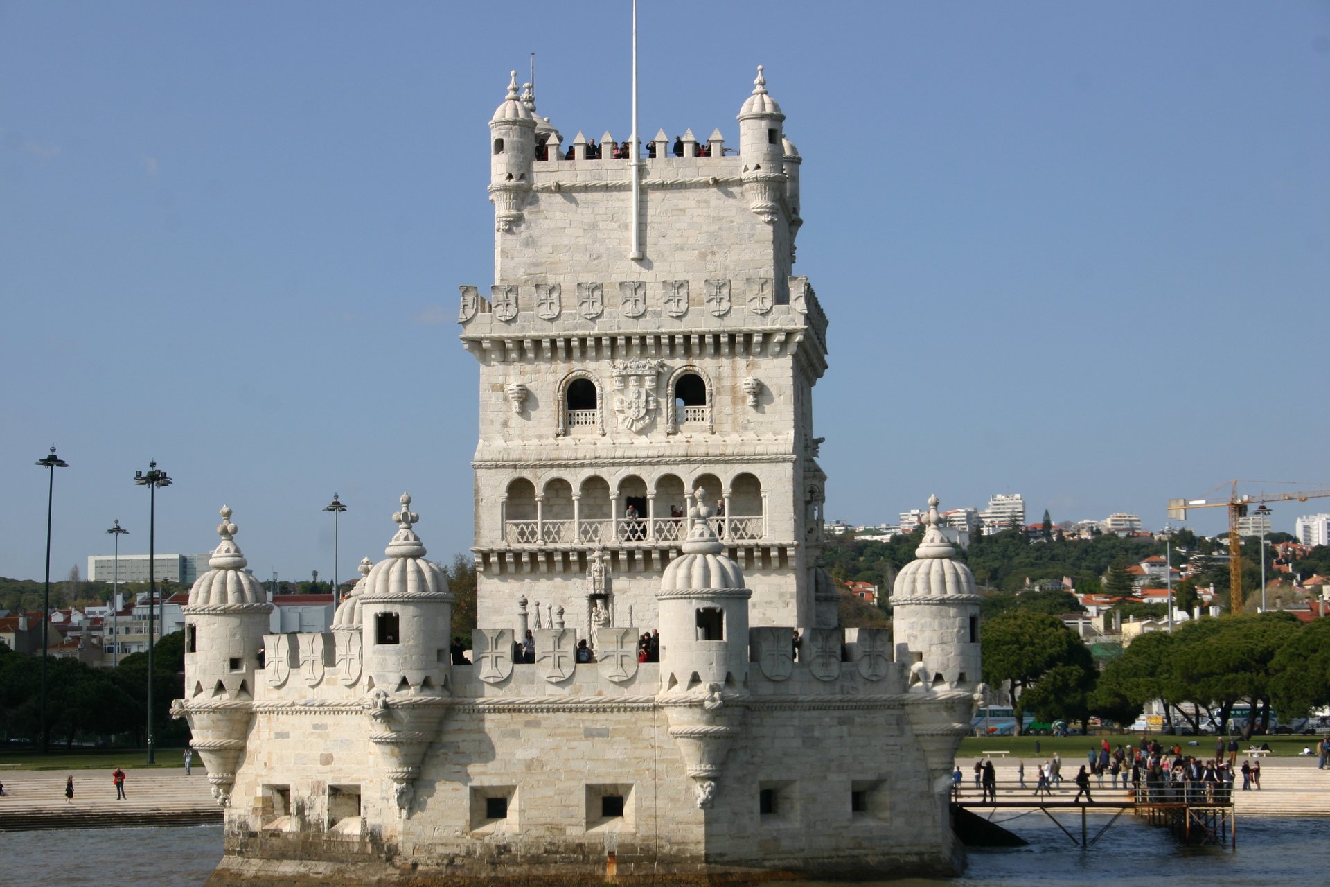 Explore the famous icons of Lisbon