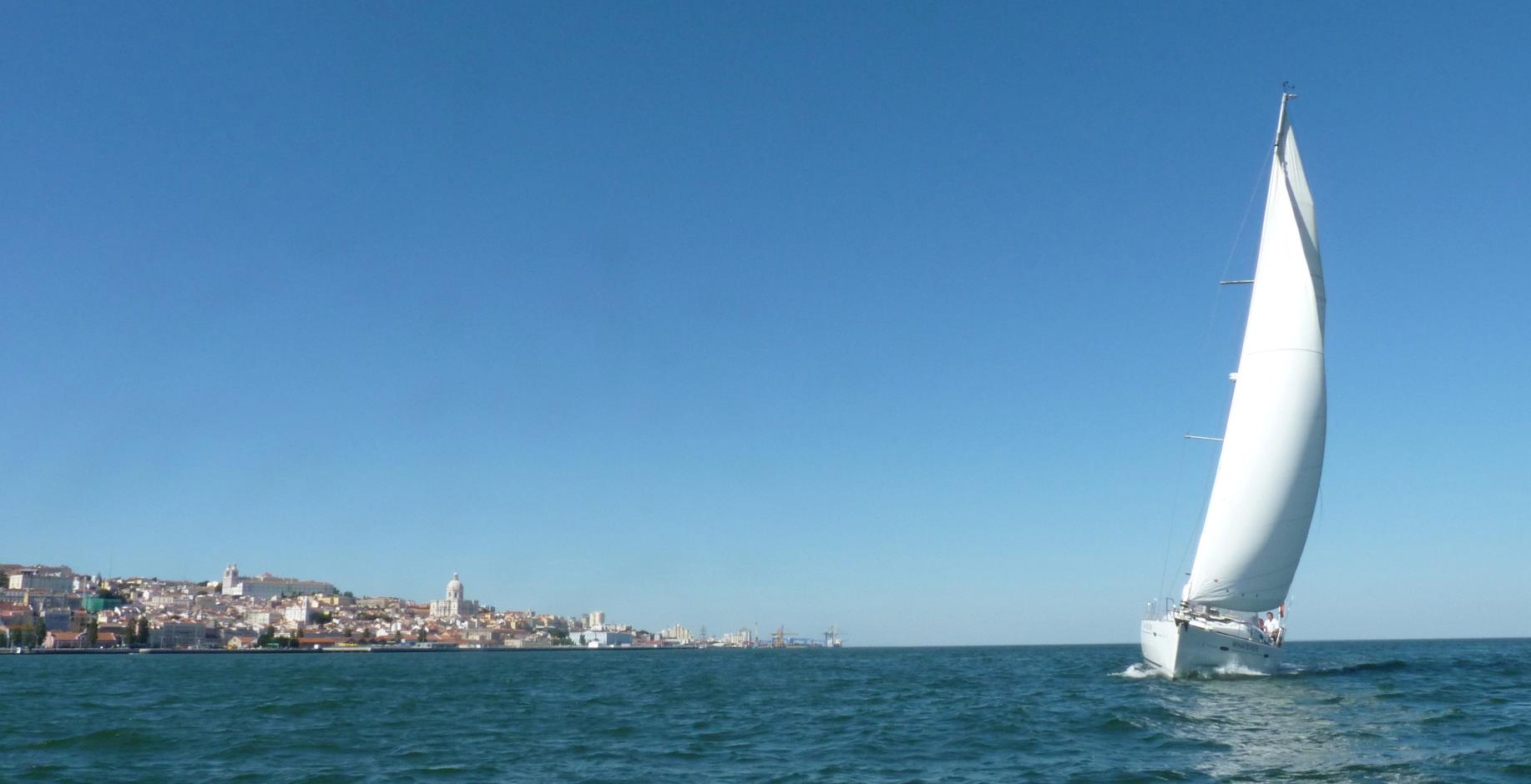Come and join a sailing lesson in Lisbon