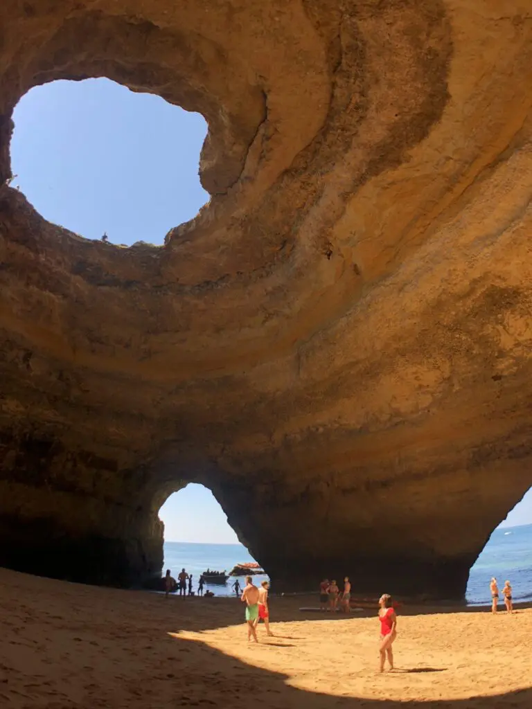 OK, Sie können vielleicht nicht im Bikini in der Höhle herumlaufen, aber Sie können sie trotzdem vom Boot aus genießen