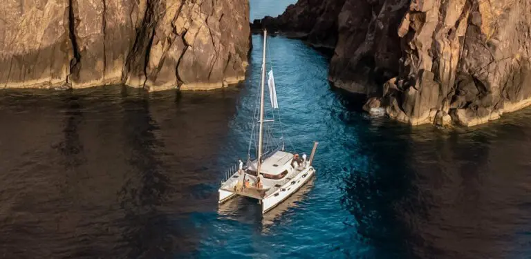 Volta de dia inteiro a Milos e Poliegos de Catamarã