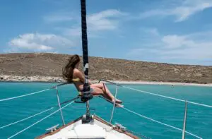 Catamarã privado de dia inteiro em Mykonos com churrasco