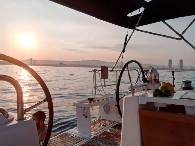 Passeio ao pôr do sol num barco em Barcelona