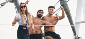 Barco de fiesta en Barcelona con bebidas