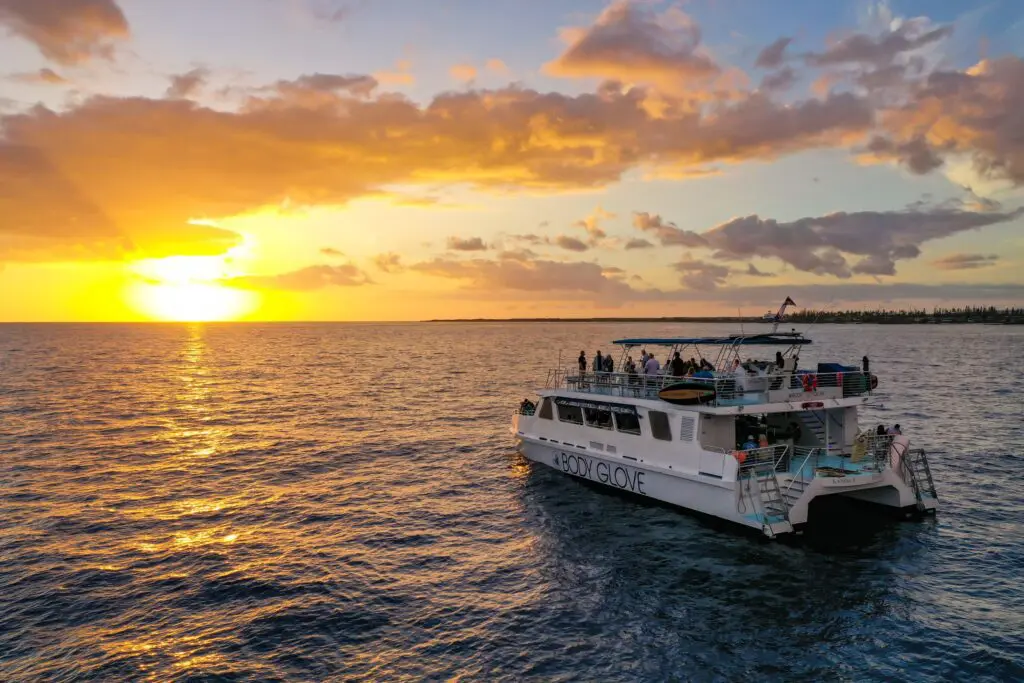 Sunset Catamaran Tour with Dinner in Kailua-Kona