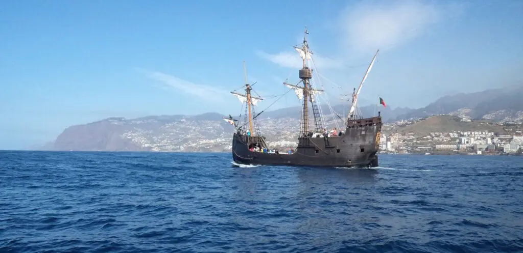 Paseo costero en barco pirata por Madeira
