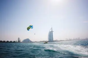 Dubai: Parasailing-Erlebnis mit Blick auf das Burj Al Arab