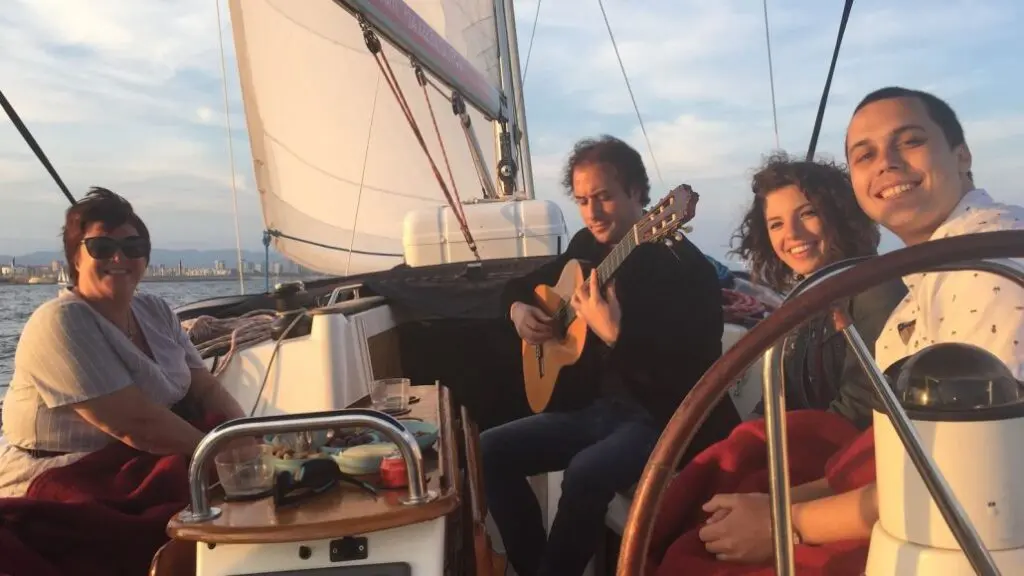 Sunset cruise with live guitar music in Barcelona