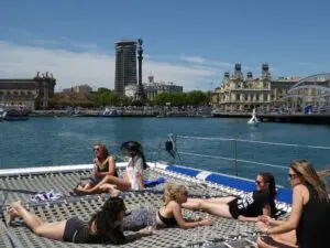 Passeio de barco com música jazz em Barcelona
