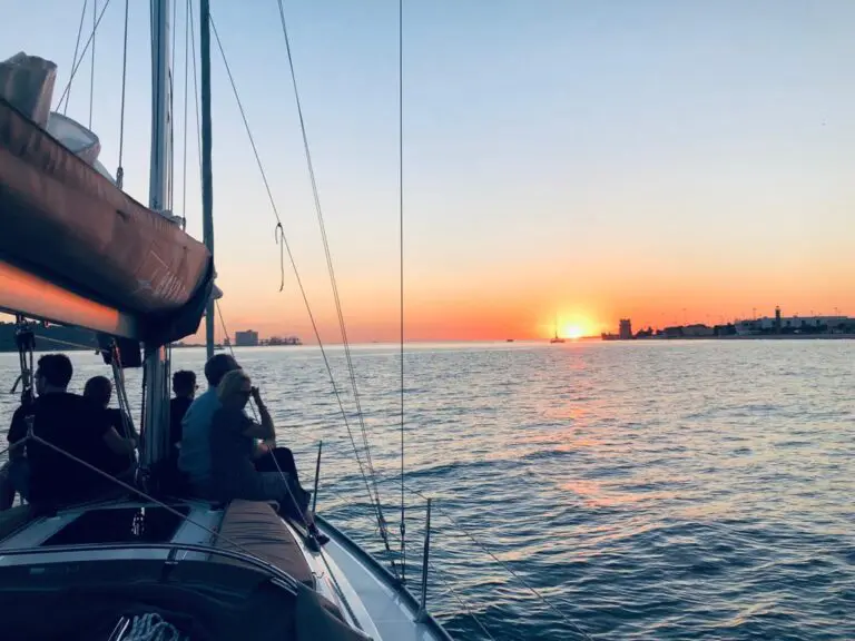 Sunset sailing tour in Lisbon