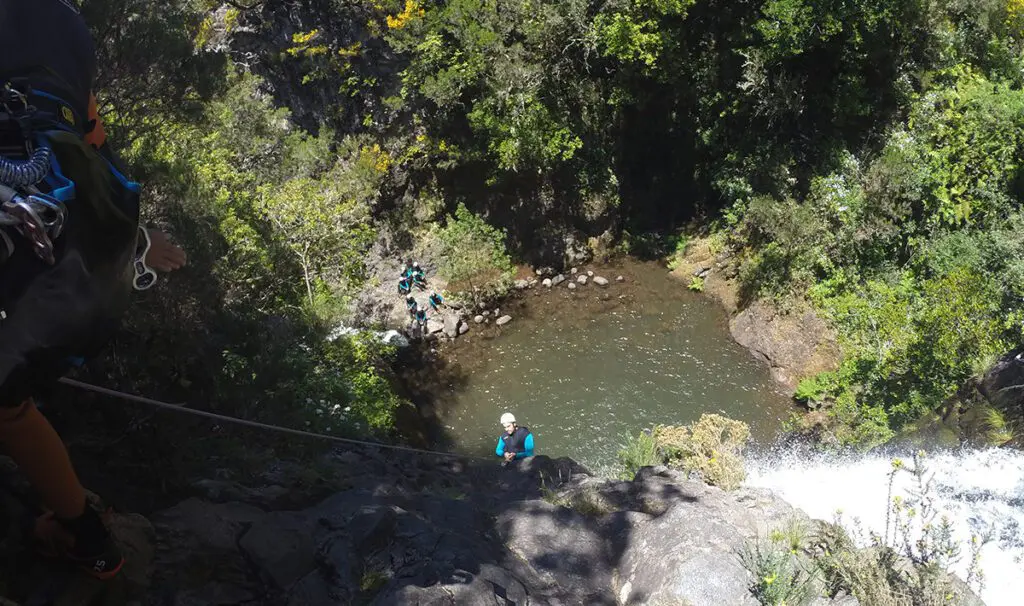 Imagine fazer rappel nesta cascata de 28 metros!