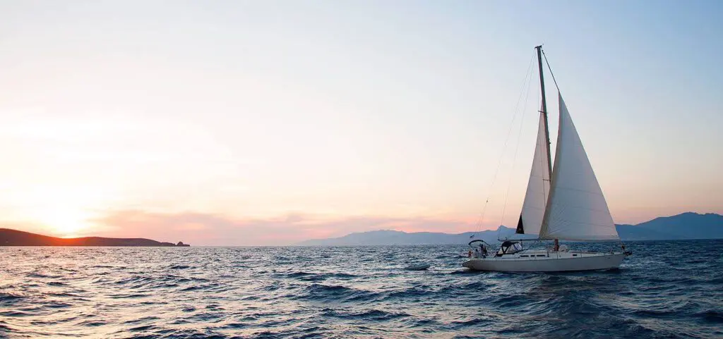 Si le gusta navegar, ¡hágase con este catamarán!