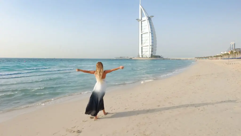 estudiante en playa de dubai