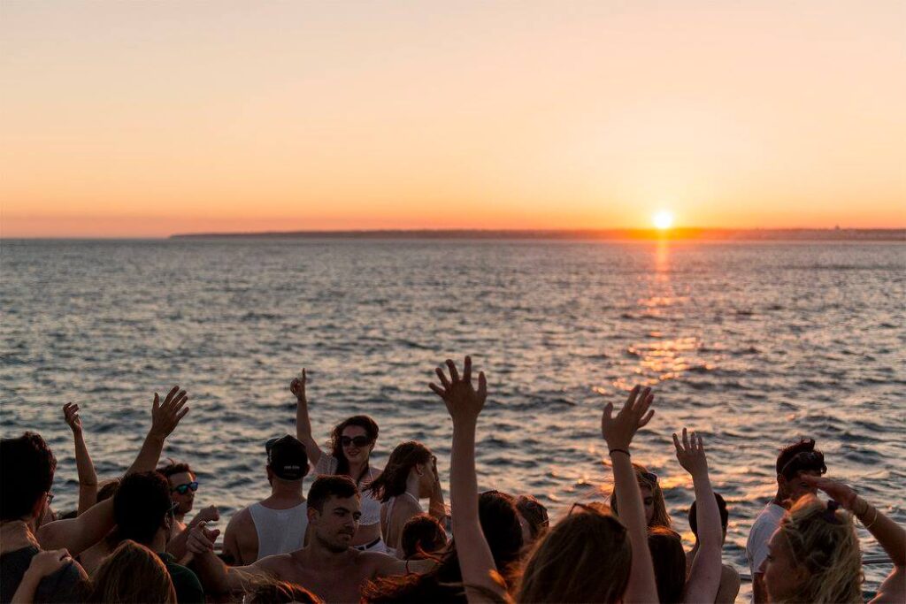 Festa de barco ao pôr do sol em Albufeira