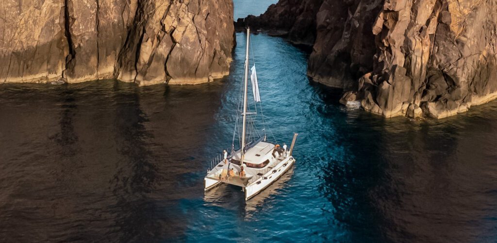 Excursión de un día en catamarán por Milos y Poliegos