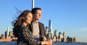 Cruise bij zonsondergang op een jacht in New York