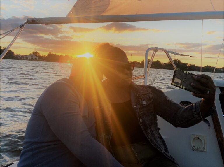 Cruzeiro à vela ao pôr do sol em Orlando