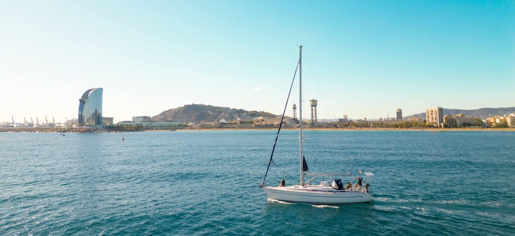Magischer Segeltörn in Barcelona mit lokalem Kapitän