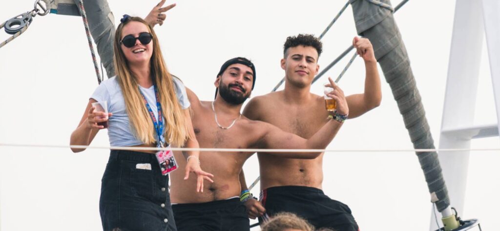 Partyboot in Barcelona mit Getränken